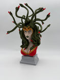 Bild in Galerie-Betrachter laden, Einzigartige 3D-gedruckte Medusa-Skulptur mit beweglichen Schlangen