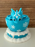 Bild in Galerie-Betrachter laden, ❄️ Frostchen – Der kleine Weihnachts-Schneeflocken-Drache ❄️