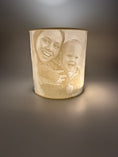 Bild in Galerie-Betrachter laden, Individueller Lithophane Lampenschirm nach Maß – Perfekt für Ihre Lampe
