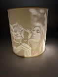 Bild in Galerie-Betrachter laden, Individueller Lithophane Lampenschirm nach Maß – Perfekt für Ihre Lampe
