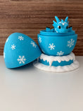 Bild in Galerie-Betrachter laden, ❄️ Frostchen – Der kleine Weihnachts-Schneeflocken-Drache ❄️
