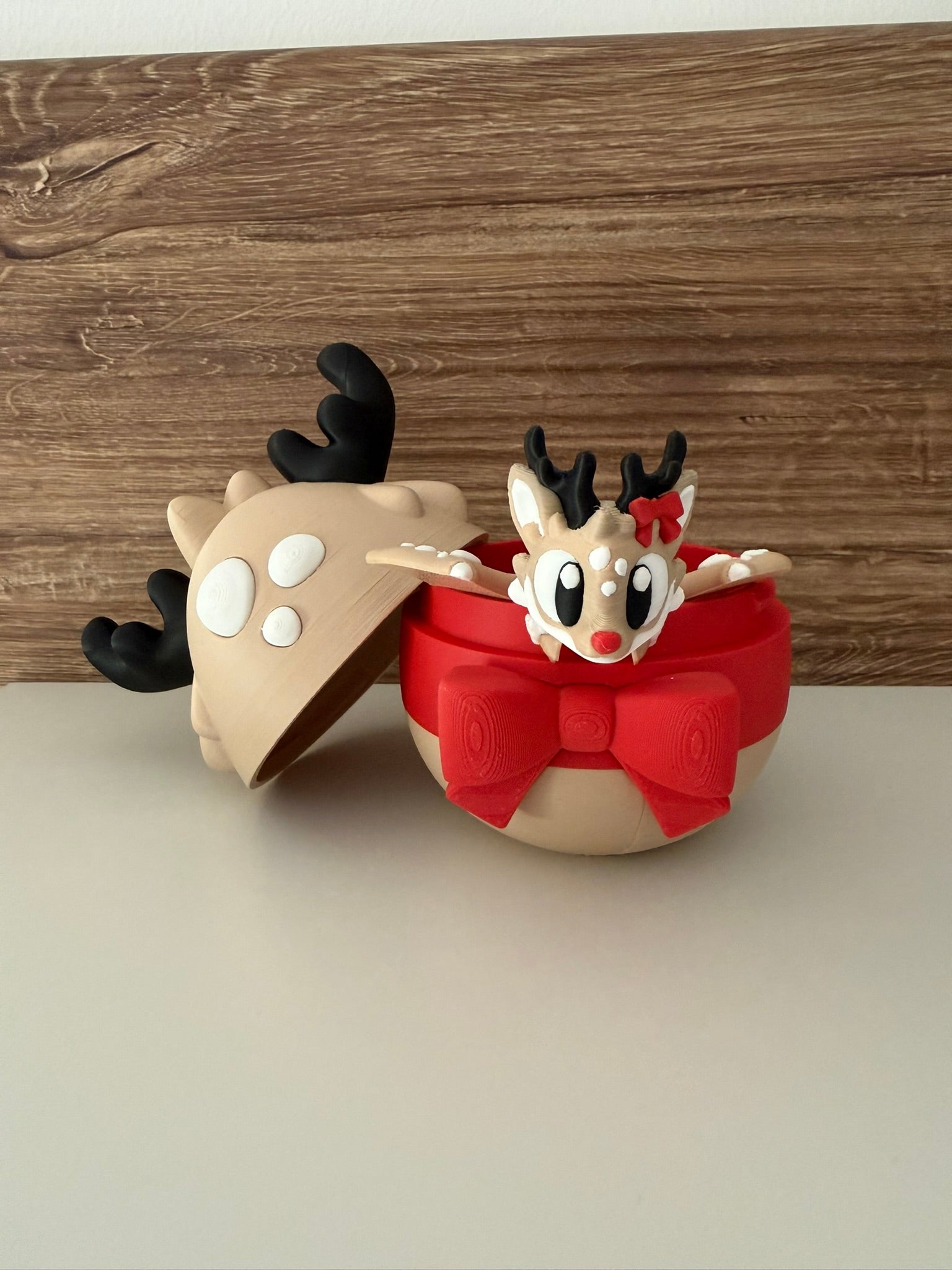 Rentier-Drache im Weihnachts-Ei