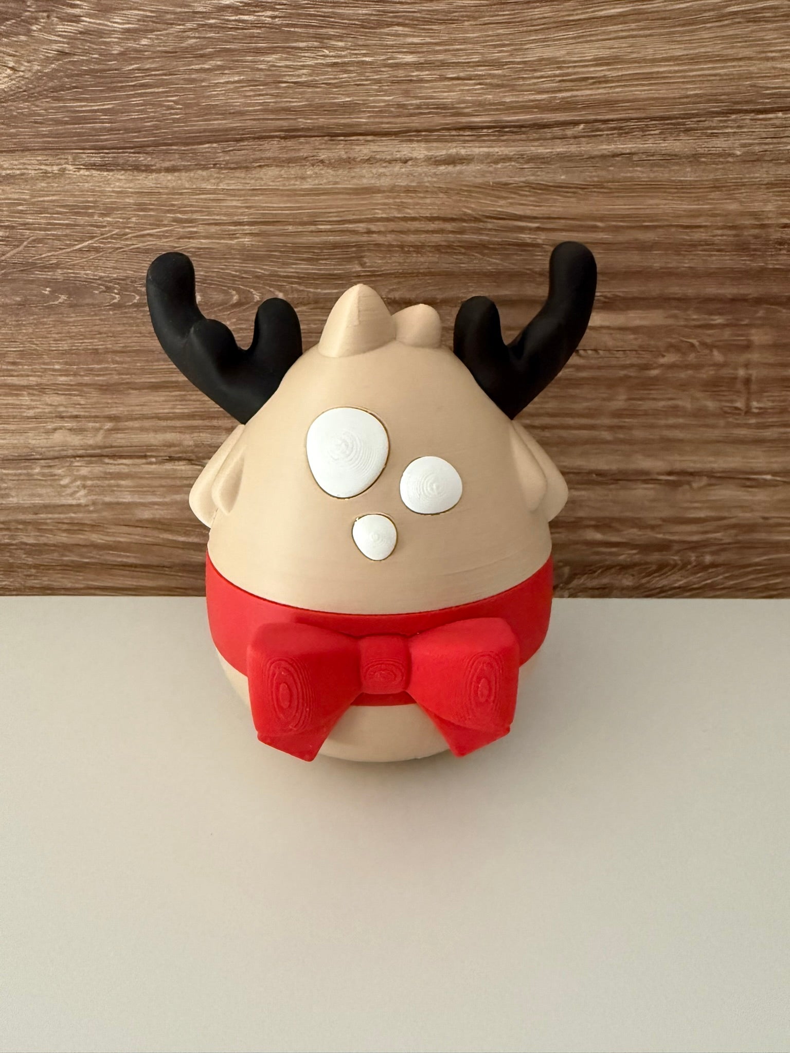 Rentier-Drache im Weihnachts-Ei