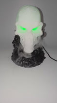 Video in Galerie-Betrachter laden und wiedergeben, The Weeping Curse Skull Totenkopf Der weinende Fluch
