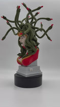Video in Galerie-Betrachter laden und wiedergeben, Einzigartige 3D-gedruckte Medusa-Skulptur mit beweglichen Schlangen
